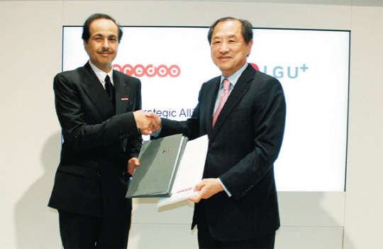 LG유플러스는 3일(현지시간) MWC 2015 현장에서 카타르 1위 이동통신 사업자인 오레두(Ooredoo)와 홈 사물인터넷(IoT) 사업협력을 위한 양해각서(MOU)를 체결했다. 이상철 LG유플 러스 부회장(오른쪽)과 사우드 빈 나세르 알 타니 오레두 최고 경영자가 이날 협약 후 악수를 나누고 있다. LG유플러스 제공